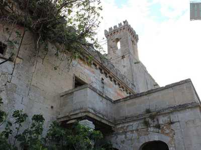 Di pianta rettangolare, � organizzata su due livelli e sul suo tetto spiccano le merlature e la torre che la fanno assomigliare a una roccaforte medievale